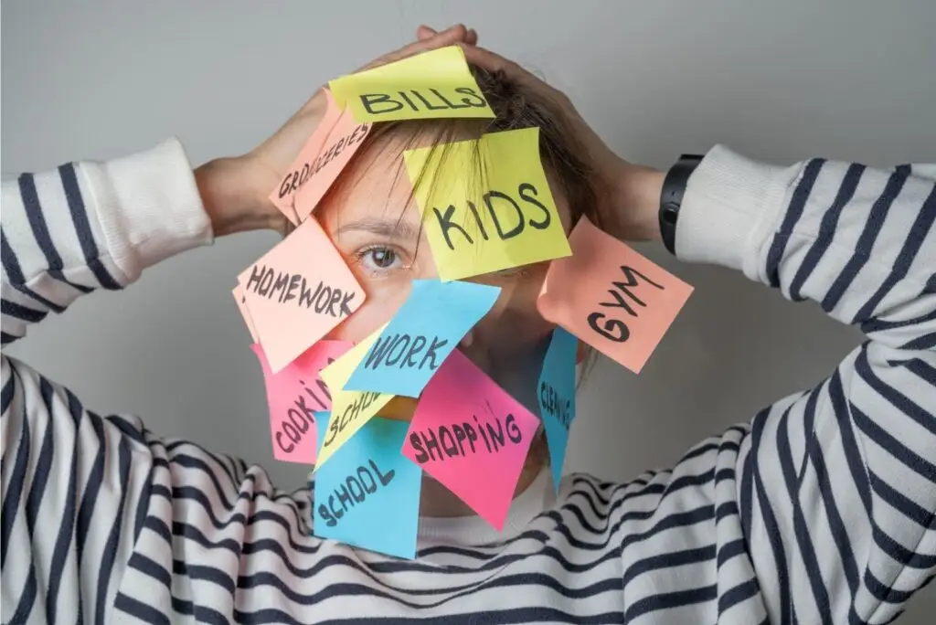 photo d'une personne dont le visage est recouvert de post-it