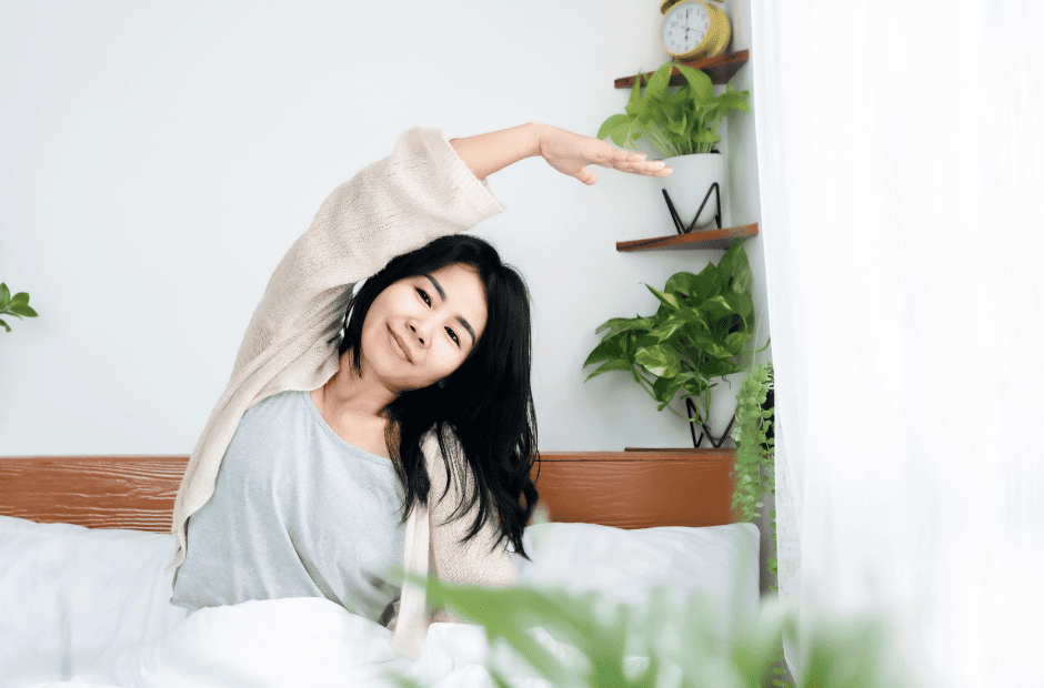 photo d'une femme dans son lit qui s'étire sur le côté droit