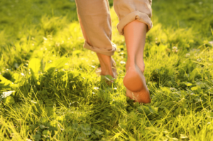 photo de pieds marchant dans l'herbe ensoleillée