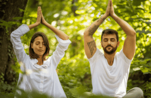 photo d'un coupe en méditation, femme à droite et homme à gauche avec les bras levé en prière