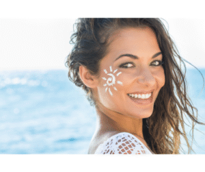 Photo femme de profil avec un soleil crème solaire sur la joue gauche