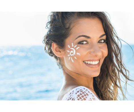 Photo femme de profil avec un soleil crème solaire sur la joue gauche