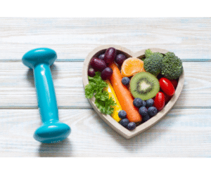 Photo d'un poids bleu à gauche et à droite, d'une assiette de fruits et légumes en forme de cœur