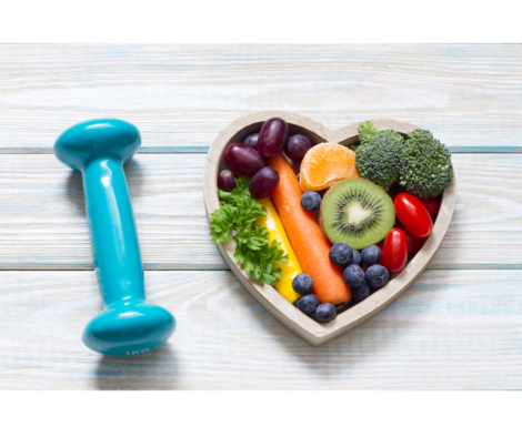 Photo d'un poids bleu à gauche et à droite, d'une assiette de fruits et légumes en forme de cœur