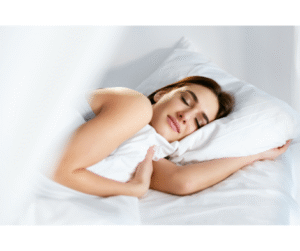 photo d'une femme qui dort dans une literie blanche