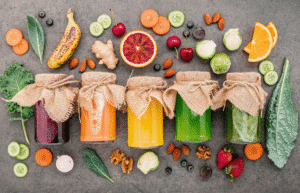 Photo de 5 pots colorés et de fruits et légumes autour