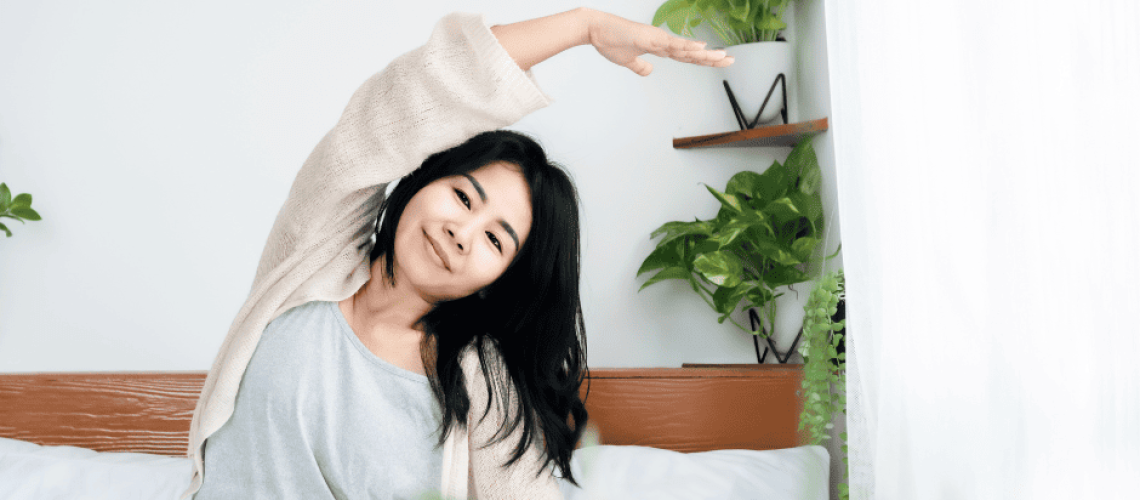 sophrologie-naturopathie-étirement photo d'une femme dans son lit qui s'étire sur le côté droit
