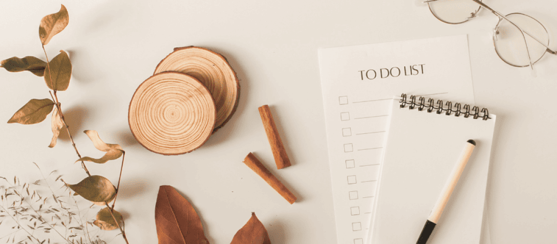 sophrologie-naturopathie-to-do-list photo d'un carnet à spirale et d'une liste "to do list", des lunettes de vue sont posées au-dessus sur la droite, il y a 2 rondelles de bois et des feuilles d'arbres séchées