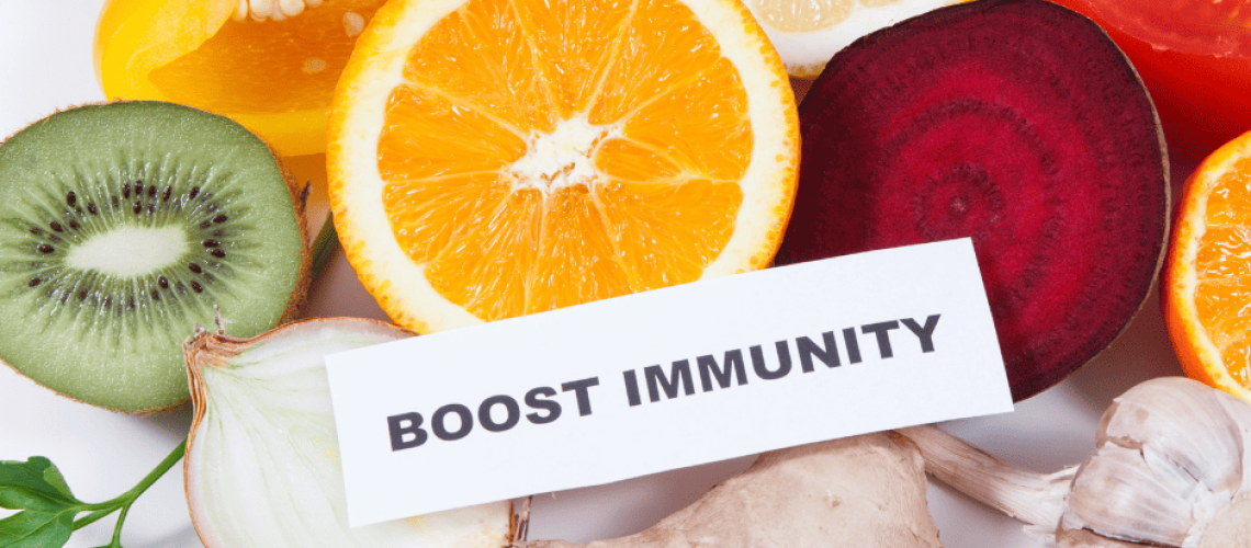 sophrologie-naturopathie-immunitĂ© Photo de fruits et lĂ©gumes coupĂ©s en 2. Au centre, une Ă©tiquette blanche oĂč il est Ă©crit "Boost Immunity".. Au-dessus : une rondelle d'orange, Ă  droite une tranche de betterave, Ă  gauche une moitiĂ© de kiwi. En bas Ă  gauche, une moitiĂ© d'oignon et Ă  droite un morceau de gingembre.