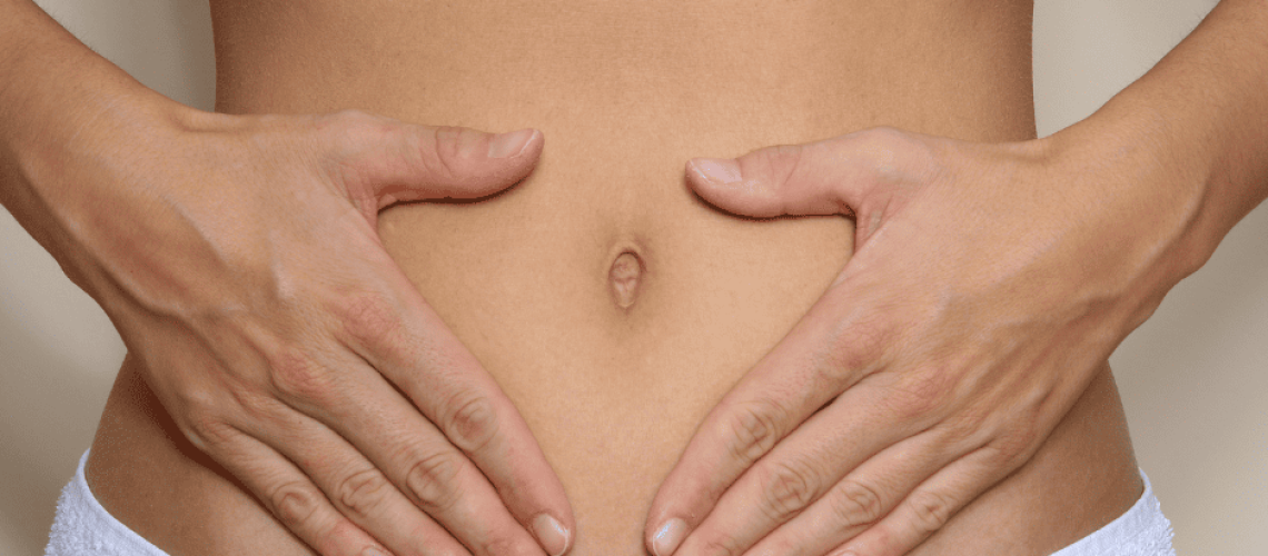 sophrologie-naturopathie-automassage-lymphatique Photo d'un ventre avec 2 mains de chaque cÎté du nombril