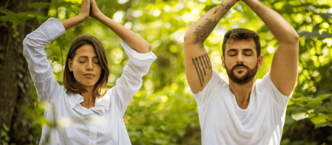 sophrologie-naturopathie-couple-méditation photo d'un coupe en méditation, femme à droite et homme à gauche avec les bras levé en priÚre