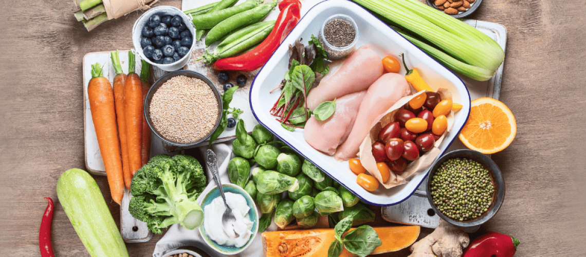 sophrologie-naturopathie-alimentation-saine photo représentant des légumes et un plat d'escalopes de poulet en partant d'en haut à gauche : une botte d'asperges vertes, un bol de myrtilles, 6 cosses de petits pois et quelques petits pois, un piment rouge, une grappe de tomates cerises, des amandes et un céléri branche, une demi orange, un bol de lentilles, un piment rouge, une racine de gingembre, un morceau de courge, une pomme, des choux de bruxelle, un petit bol de crÚme, un brocoli, un petit bol de pois chiches, une courgette, des carottes, un bol de semoule