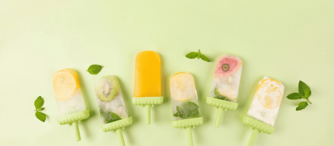 sophrologie-naturopathie-glaces-hydratantes-été Images de 6 glaces bùton sur fond vert clair. De gauche à droite, glace avec une rondelle de citron glacé en haut, seconde glace avec une rondelle de kiwis glacée, 3Úme glace toute orange, 4Úme glace avec un citron glacé et des feuilles vertes, 5Úme glace avec un morceau de pastÚque glacé et derniÚre glace avec une rondelle de citron glacée