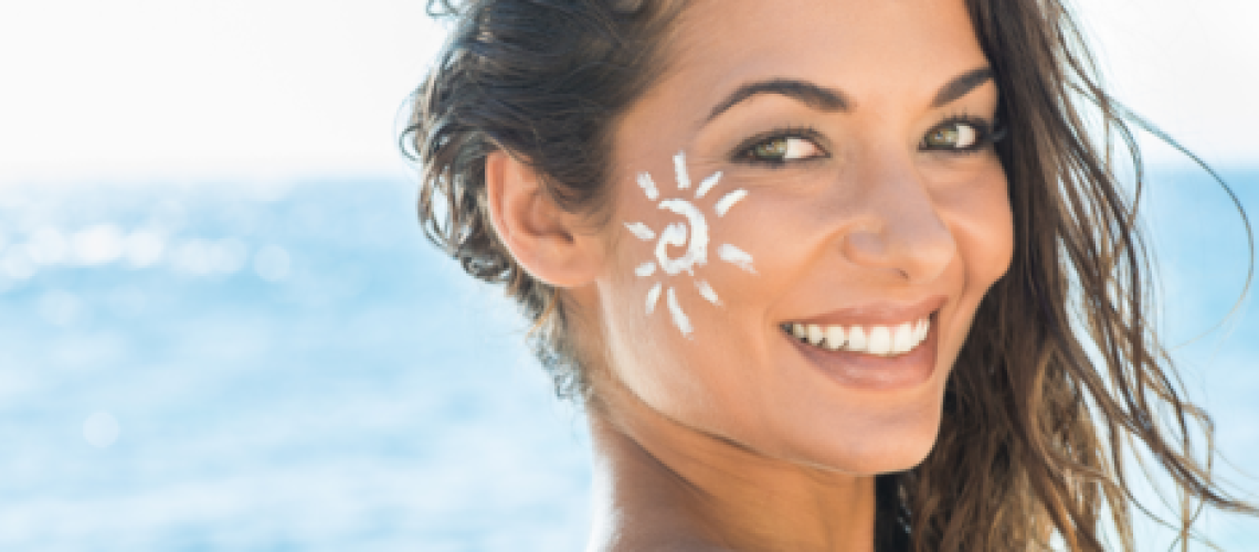sophrologie-naturopathie-femme-soleil Photo femme de profil avec un soleil crème solaire sur la joue gauche