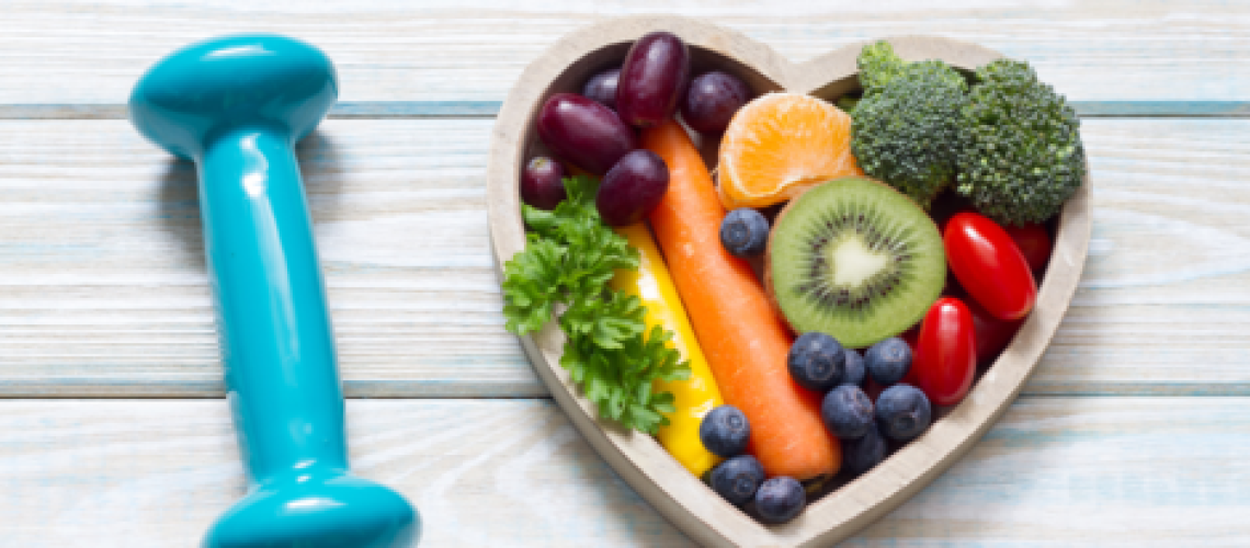 sophrologie-naturopathie-système-immunitaire Photo d'un poids bleu à gauche et à droite, d'une assiette de fruits et légumes en forme de cœur