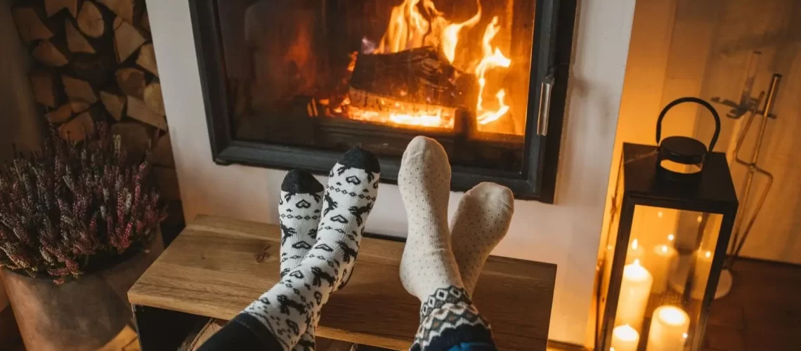 sophrologie-naturopathie-Hiver photo d'un feu de cheminée avec 2 pieds posés devant