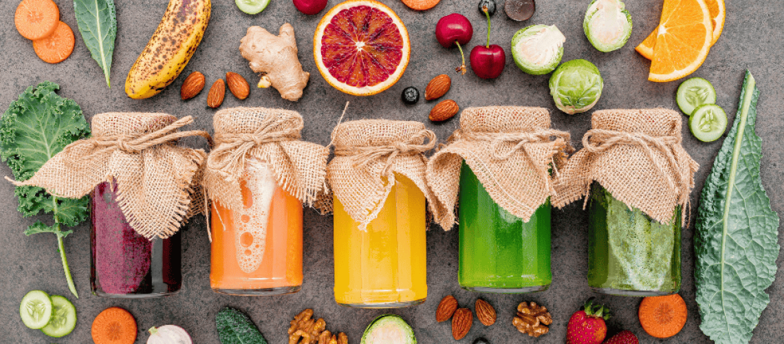 Photo de 5 pots colorés et de fruits et légumes autour