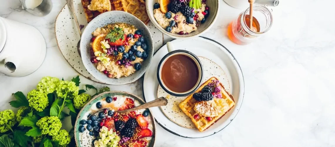 sophrologie-naturopathie-Petit Déjeuner Photo d'une table de petit déjeuner avec 3 bols de céréales et fruits frais